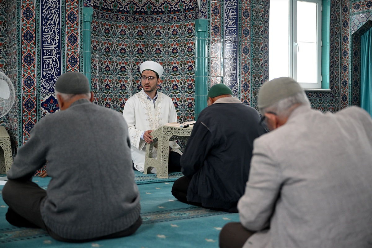 Edirne Uzunköprü\'de imam-hatip Furkan Saka, hüsnühatı sosyal medyada tanıtıyor