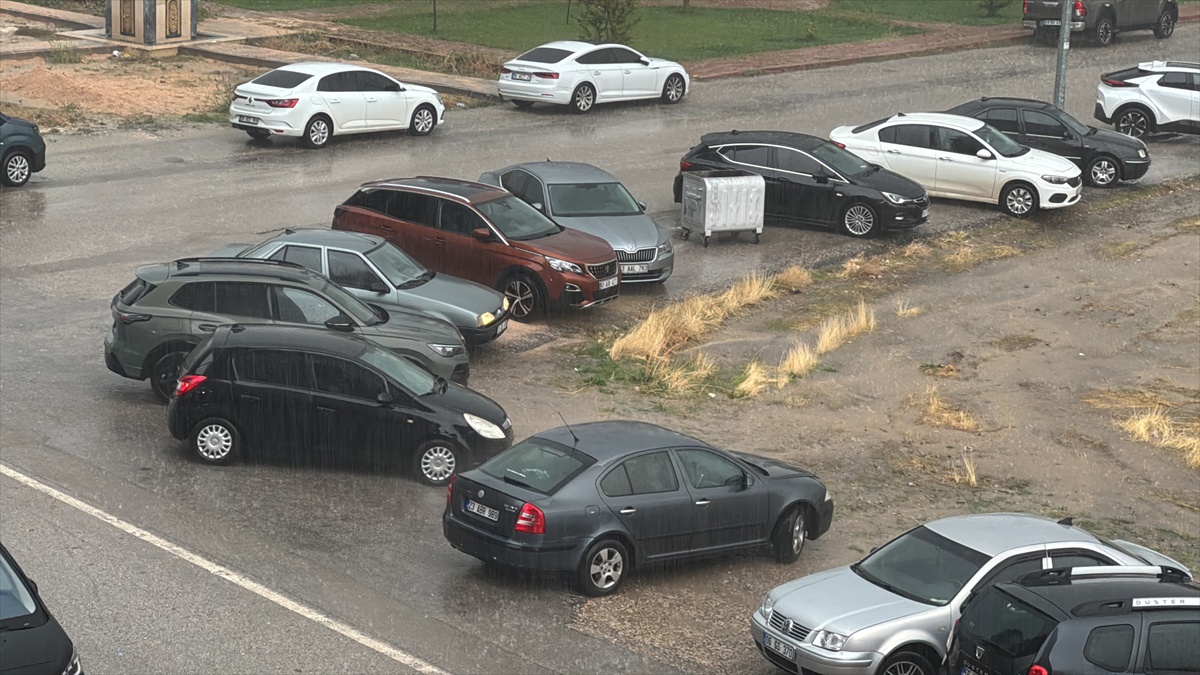 Elazığ\'da sağanak su taşkınlarına neden oldu, yayalar ve sürücüler güçlükle ilerledi