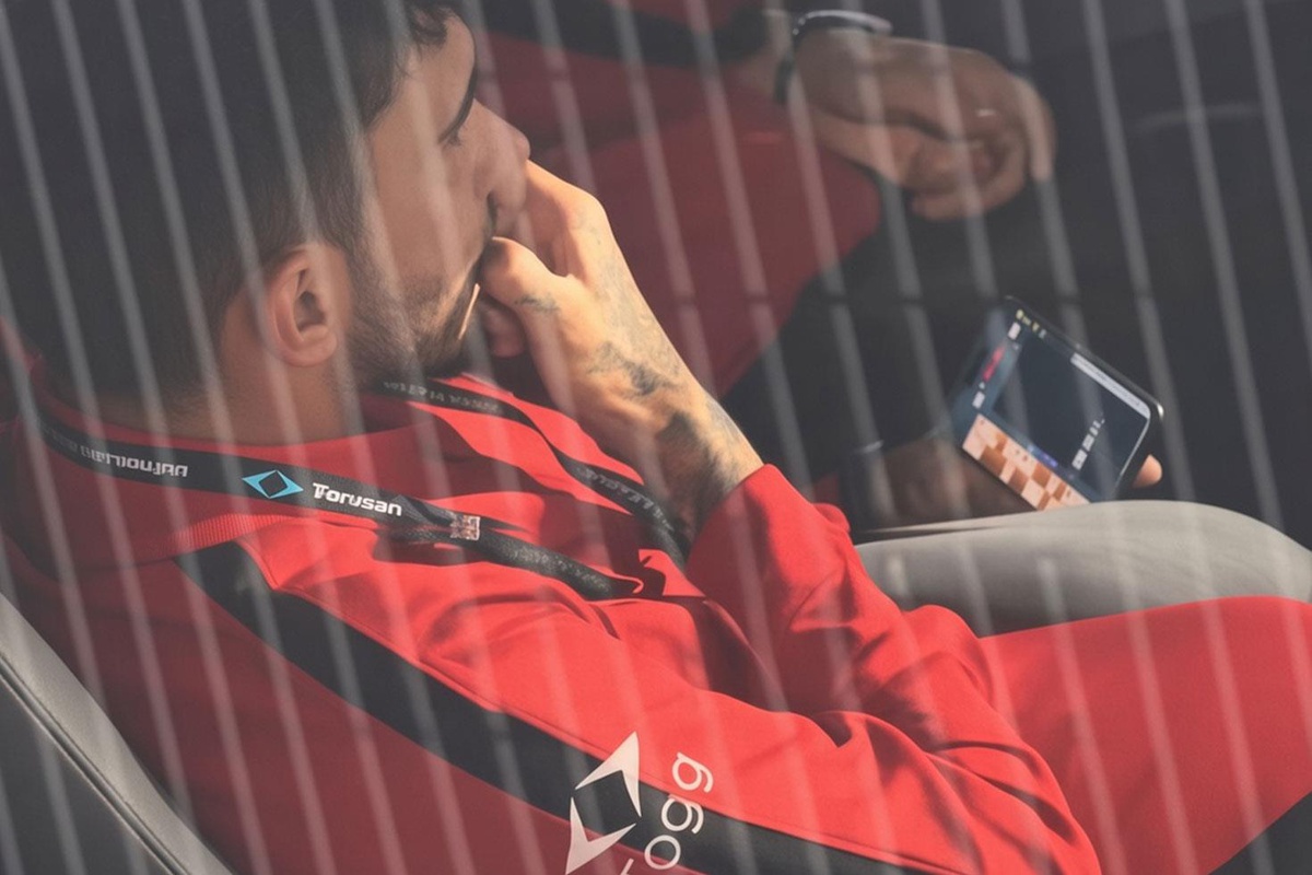 Emirhan Topçu\'nun yedek kulübesinde okey oynadığı anlar ortaya çıktı