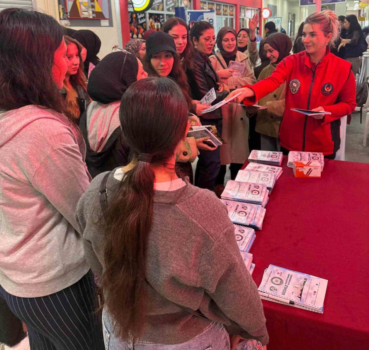 Erzincan\'da stantlarda 2 bin 100 üniversite öğrencisine terör propagandası anlatıldı