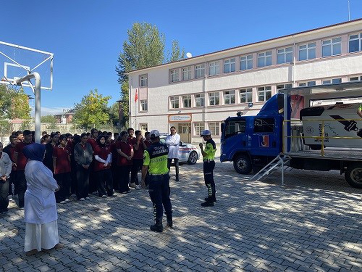 Erzincan\'da jandarma, okullarda emniyet kemeri simülasyon eğitimi verdi