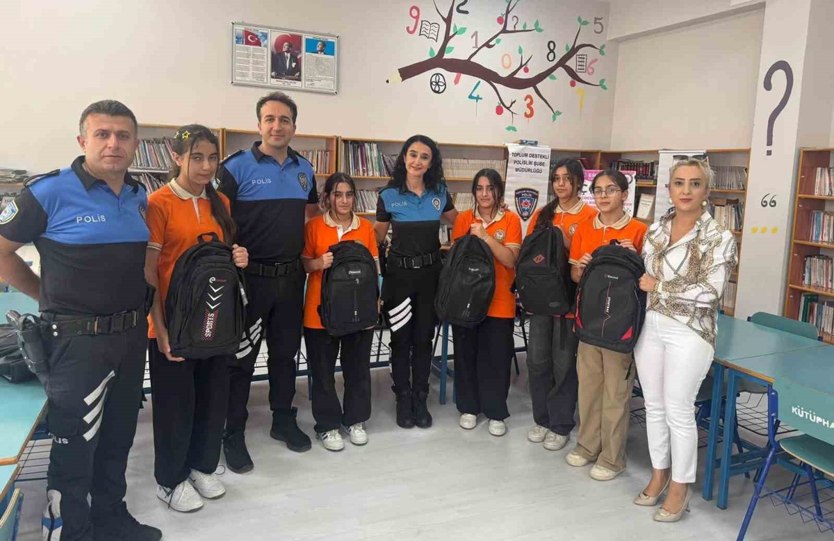 Erzincan\'da polisin Hep Birlikte Güçlüyüz projesiyle 8. sınıflara LGS seti verildi