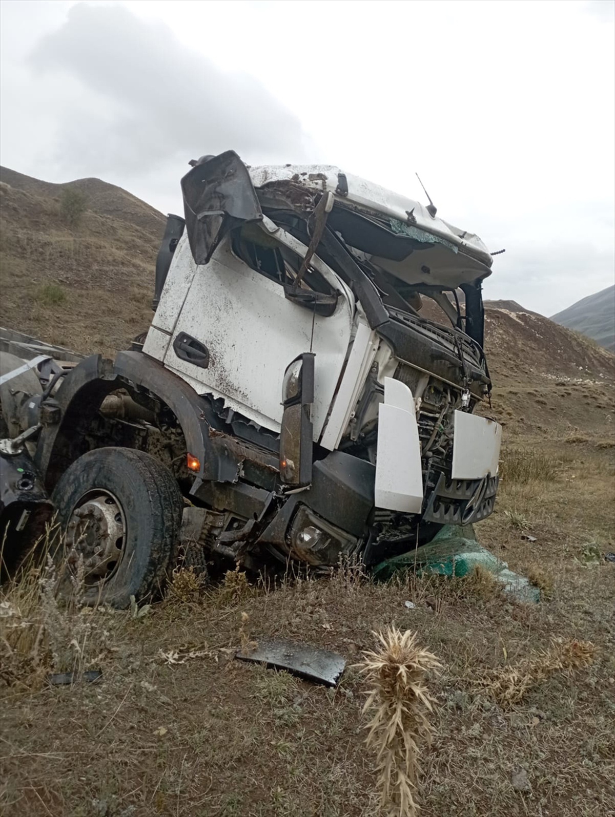 Erzurum Tekman kara yolunda hafriyat kamyonu şarampole yuvarlandı, sürücü öldü