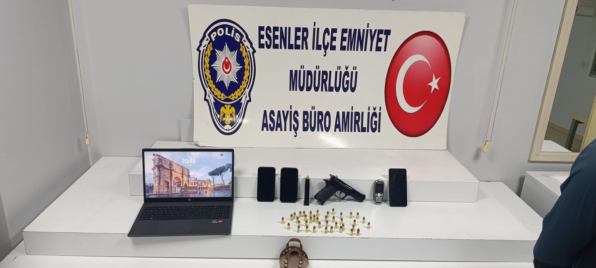 Esenler\'de çatıya kaçan şüpheli yakalandı, evde 52 mermi ve 45 sayfalık evrak bulundu
