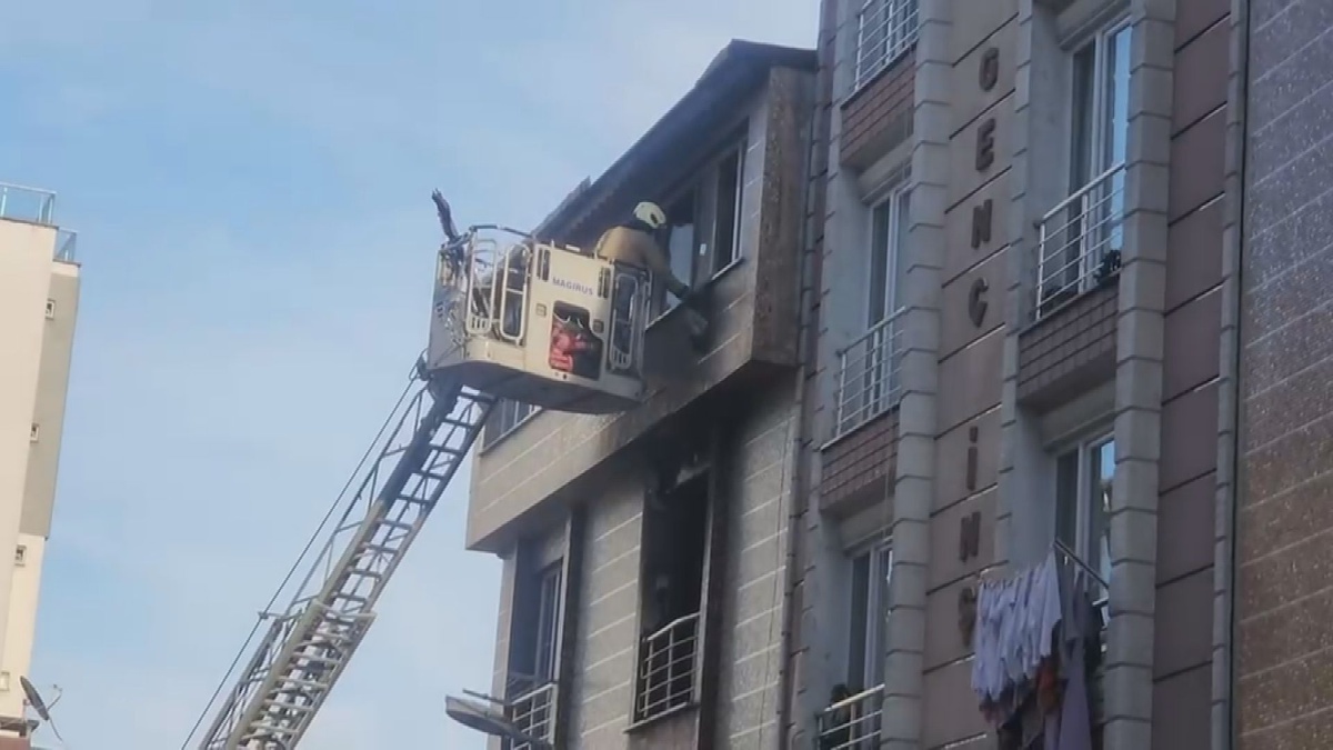 İtfaiye, Esenyurt\'ta binanın 4. katındaki yangında mahsur kalan 5 kişiyi kurtardı