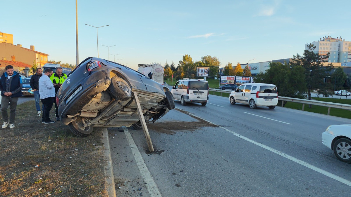 Eskişehir-Ankara karayolunda TIR ile çarpışan otomobilde sıkışan sürücü yaralandı