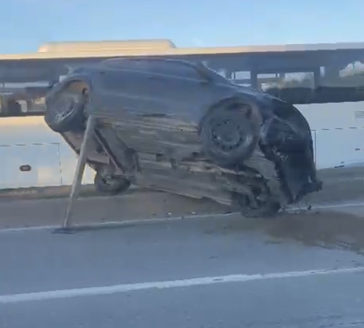 Eskişehir çevreyolunda takla atan otomobilde sıkışan sürücüyü itfaiye kurtardı