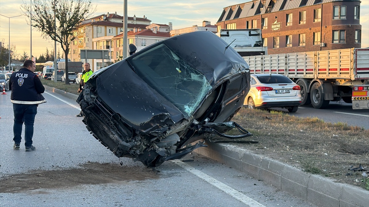 Eskişehir\'de otomobil tırla çarpıştı; refüje devrilen araçta sürücü yaralandı