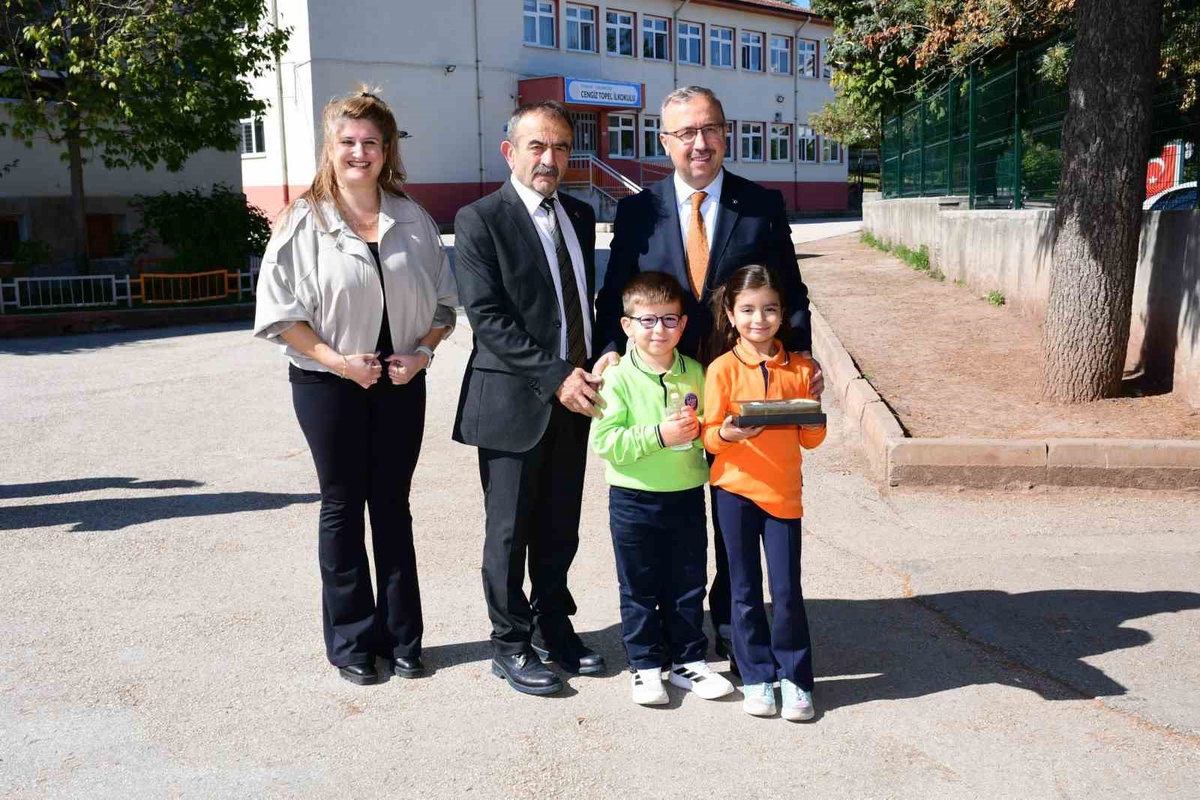 Eskişehir İl Milli Eğitim Müdürü Aydın, Cengiz Topel İlkokulunda öğrencilerle buluştu
