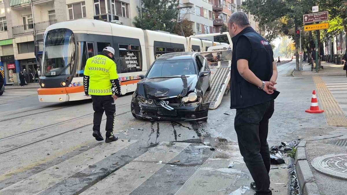 Eskişehir Odunpazarı\'nda iki otomobil kafa kafaya çarpıştı, tramvay seferleri aksadı