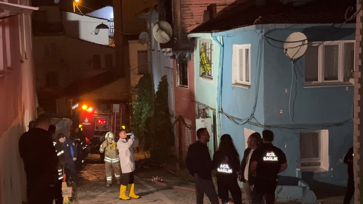 Fatih Ayvansaray\'da 2 katlı binanın çatısındaki yangında yalnız kalan kişi öldü
