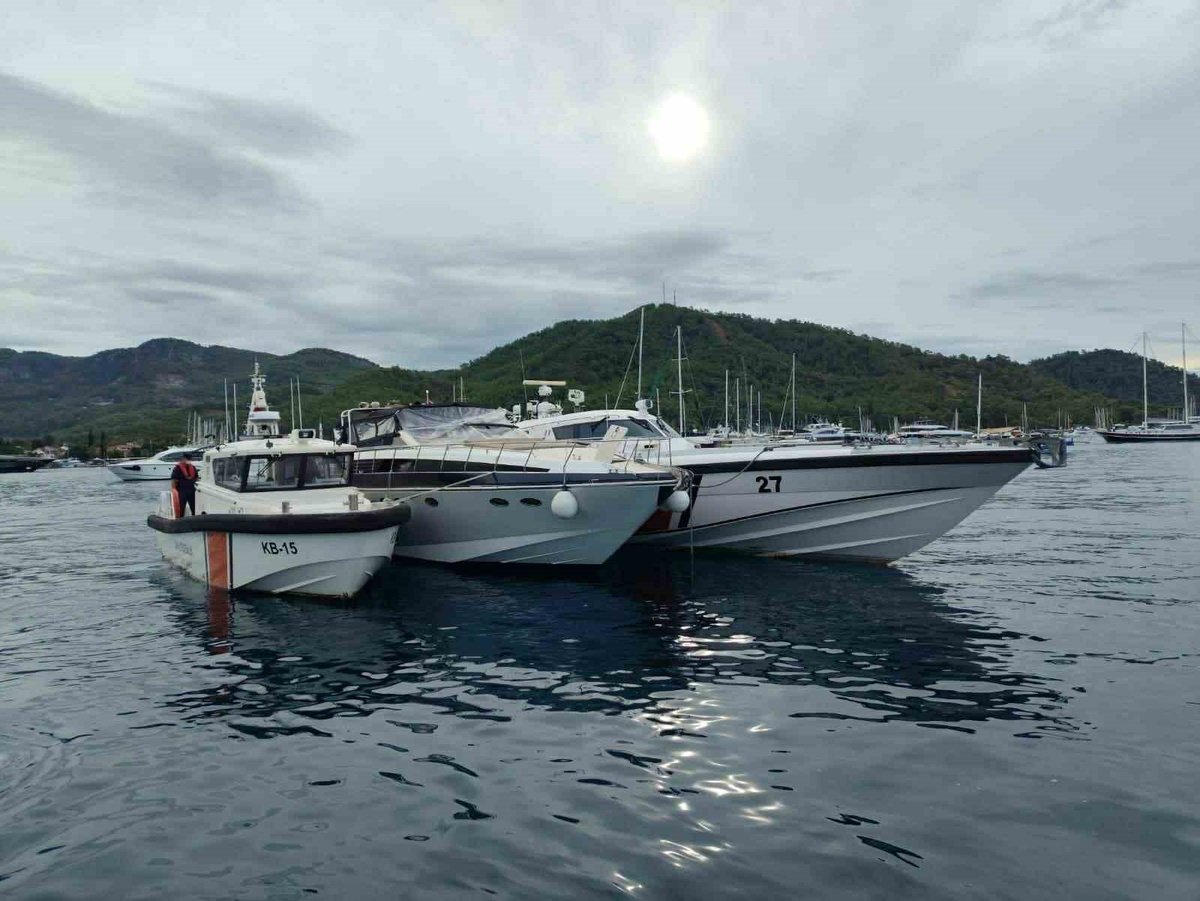 Fethiye\'de 29 düzensiz göçmenin yakalandığı teknede 5 şüpheli tutuklandı