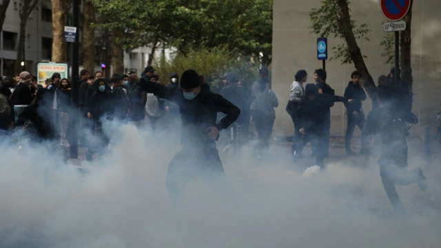 Fransa'da öğrenci eyleminde korkunç olay! Müdahale sırasında bomba patladı, 15 yaşındaki çocuk elini kaybetti