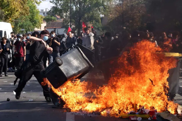 Fransa'da öğrenci eyleminde korkunç olay! Müdahale sırasında bomba patladı, 15 yaşındaki çocuk elini kaybetti