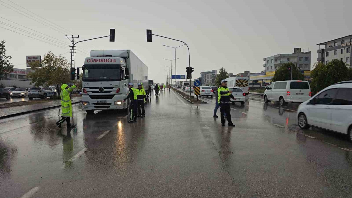 İddiaya göre Nizip\'te tır kırmızı ışıkta duran araçlara çarptı, 2 kişi yaralandı