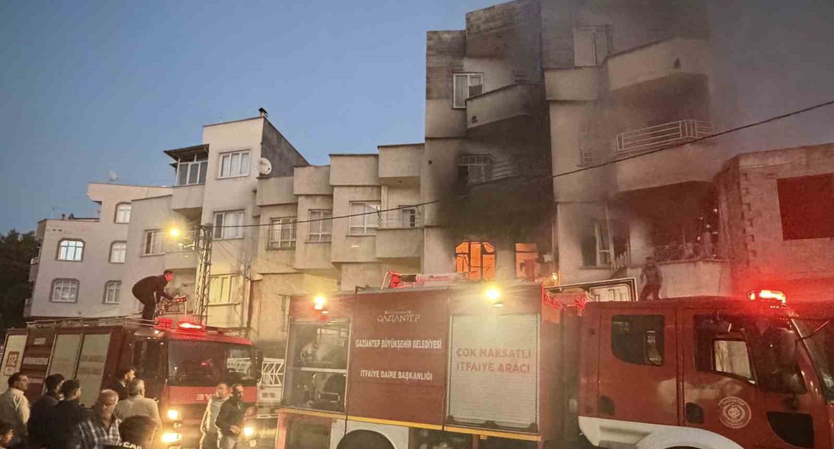 Gaziantep Nizip\'te ev yangınında 1 kişi yaralandı, çok sayıda kişi son anda kaçtı