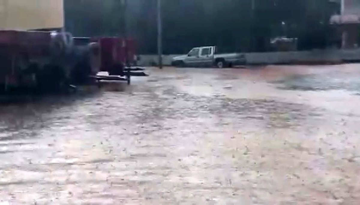 Gaziantep\'te dolu ve sağanak Oğuzeli\'nde evleri su bastı, tarım alanları zarar gördü
