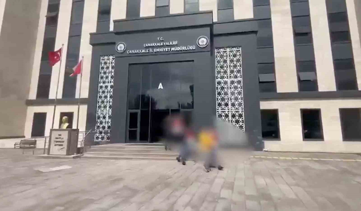 Gelibolu\'da emniyet görevlisi rolüyle 10 milyon TL dolandıran 2 şüpheli tutuklandı
