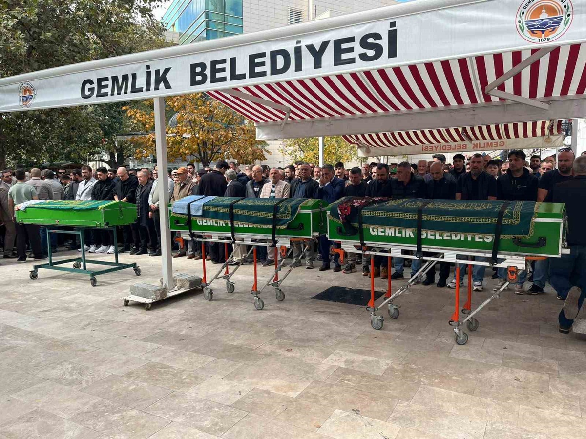 Cinayete kurban giden Kara çifti, Gemlik\'te gözyaşlarıyla mezarlığa uğurlandı