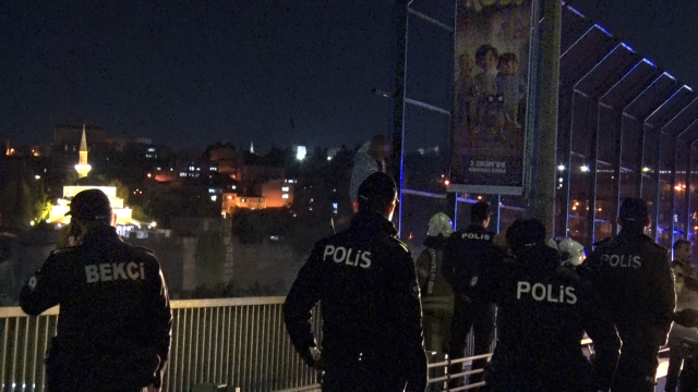 Haliç Köprüsü’nde intihar girişiminde bulunan şahıs 2 saatte ikna edildi