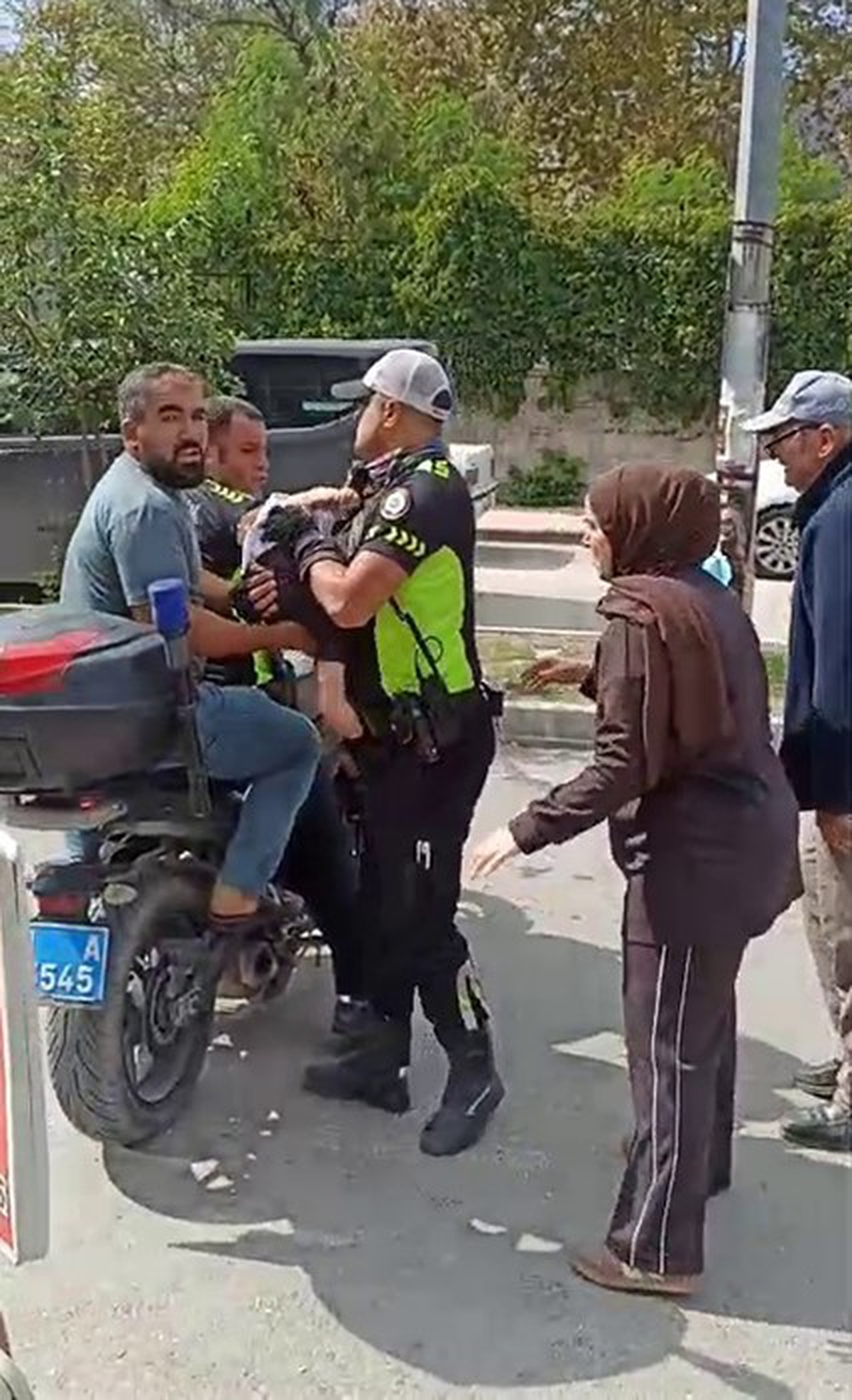 Hatay Antakya\'da polis, bilinci kapanan bebeği babasının kucağında hastaneye götürdü