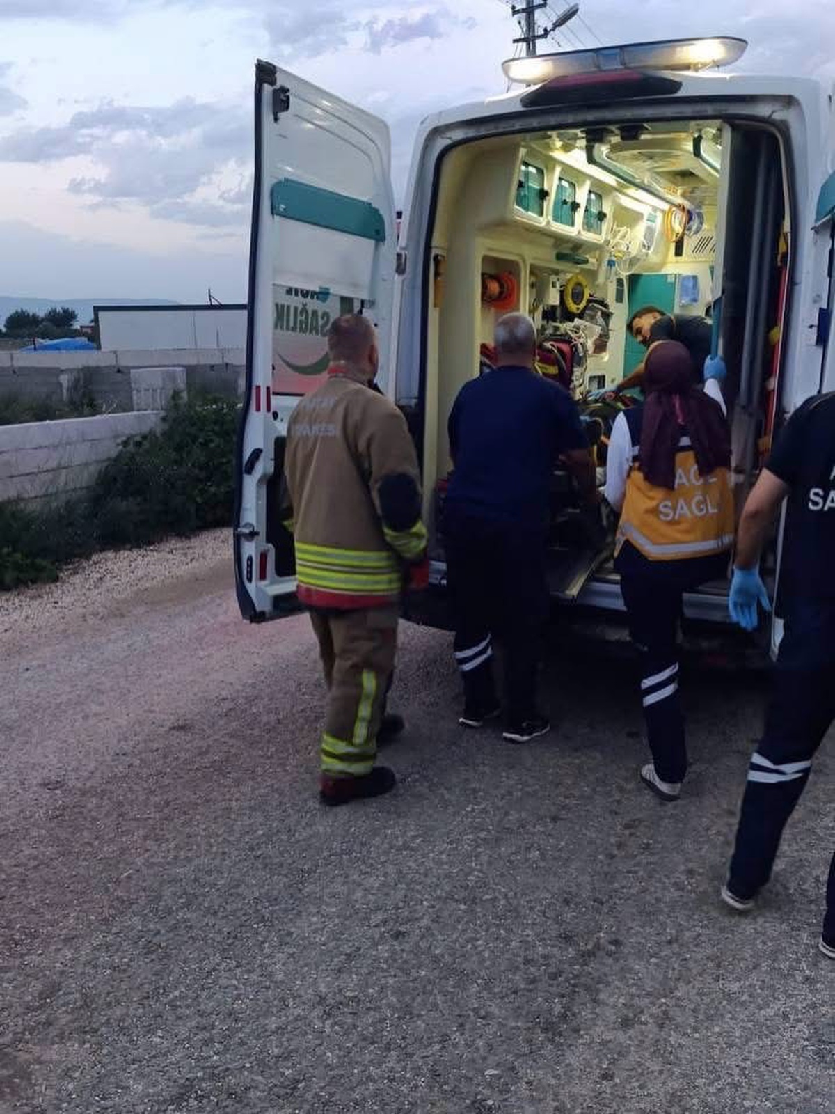 Hatay Antakya\'da motosiklet sürücüsü kontrolü kaybedince devrildi, 3 kişi yaralandı