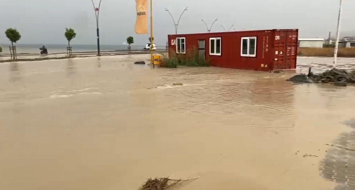 Hatay Arsuz\'da dolu ve sağanak tarımı vurdu, narenciye bahçeleri sular altında kaldı