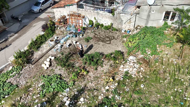 Hatay'da 90 yaşındaki depremzede enkaz yerine bahçe kurdu, ürünleri hayrına dağıtıyor