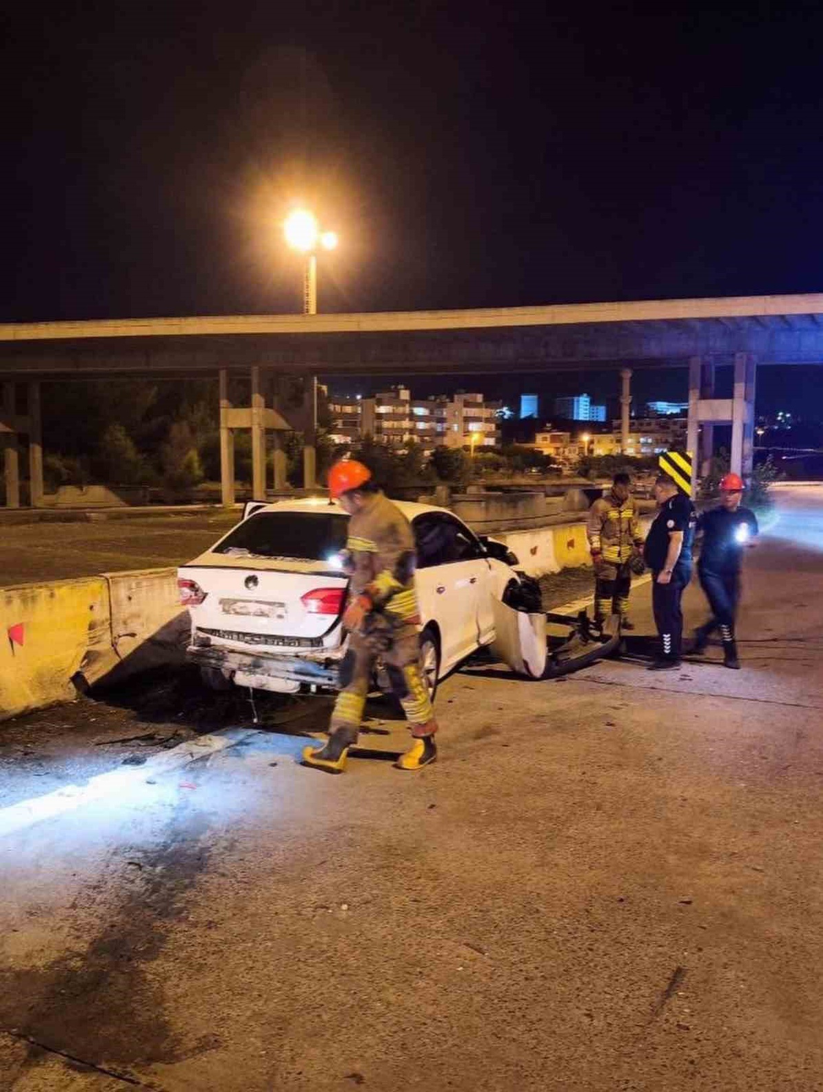 Hatay İskenderun\'da bariyerlere çarpan otomobilin sürücüsü yaralandı