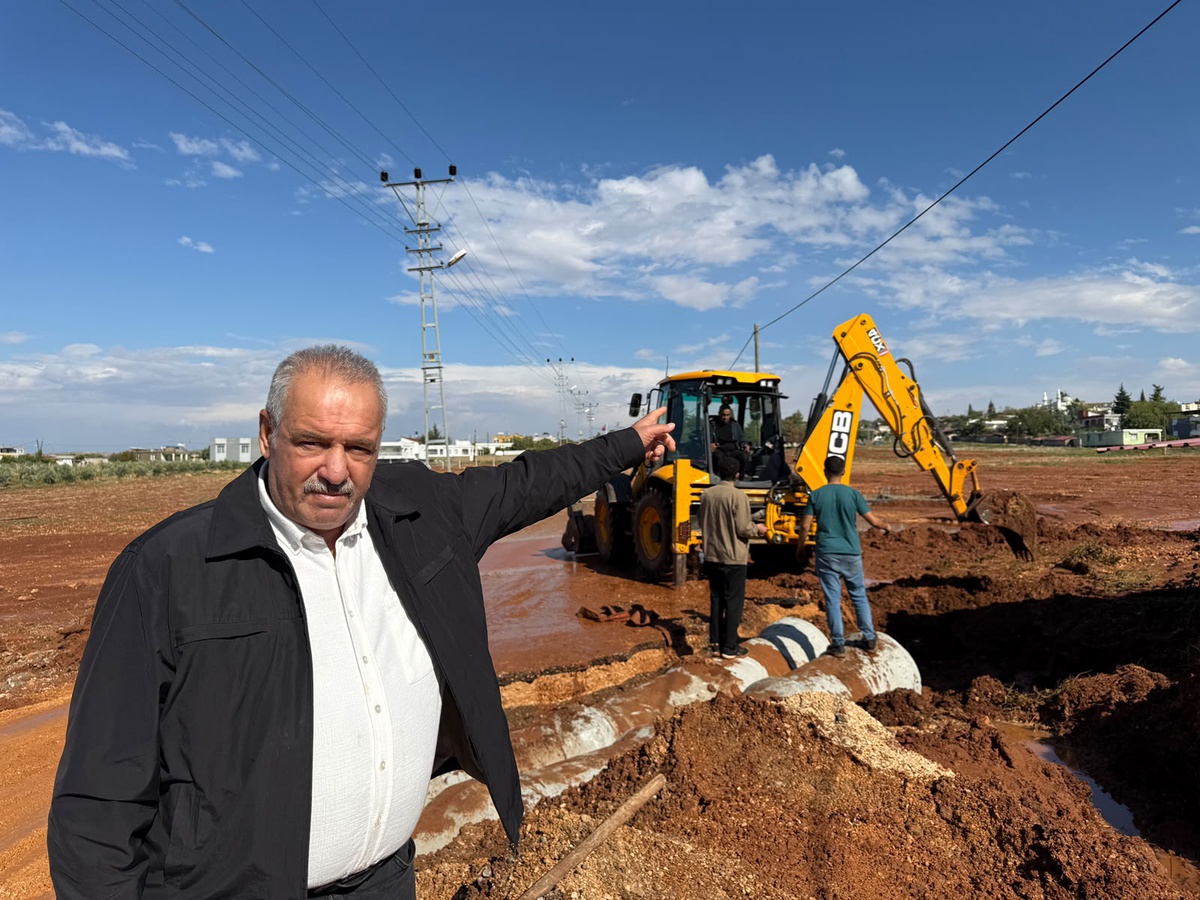 Hatay Reyhanlı Alakuzu\'da 1 saatlik yağış sele neden oldu, muhtar kanal istedi
