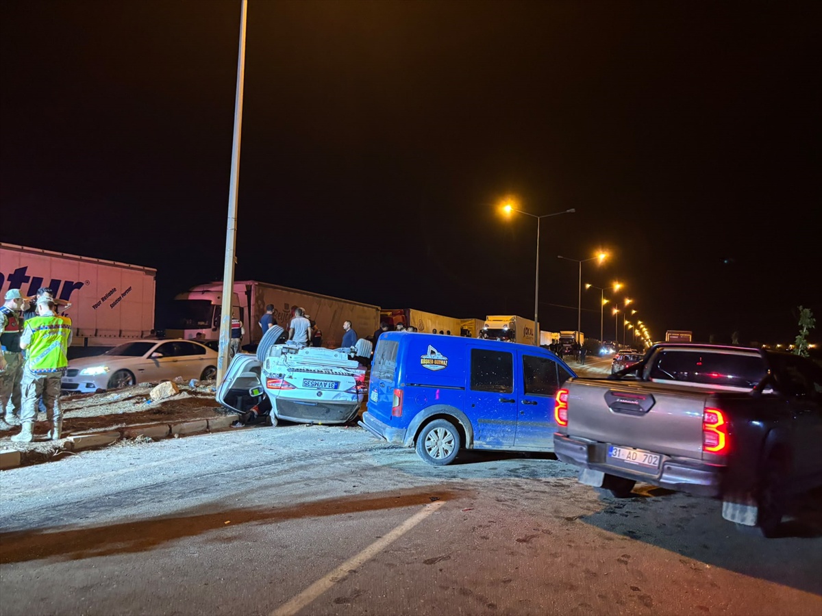 Hatay Reyhanlı\'da savrulan otomobil refüjdeki yayalara çarptı, 6 kişi yaralandı