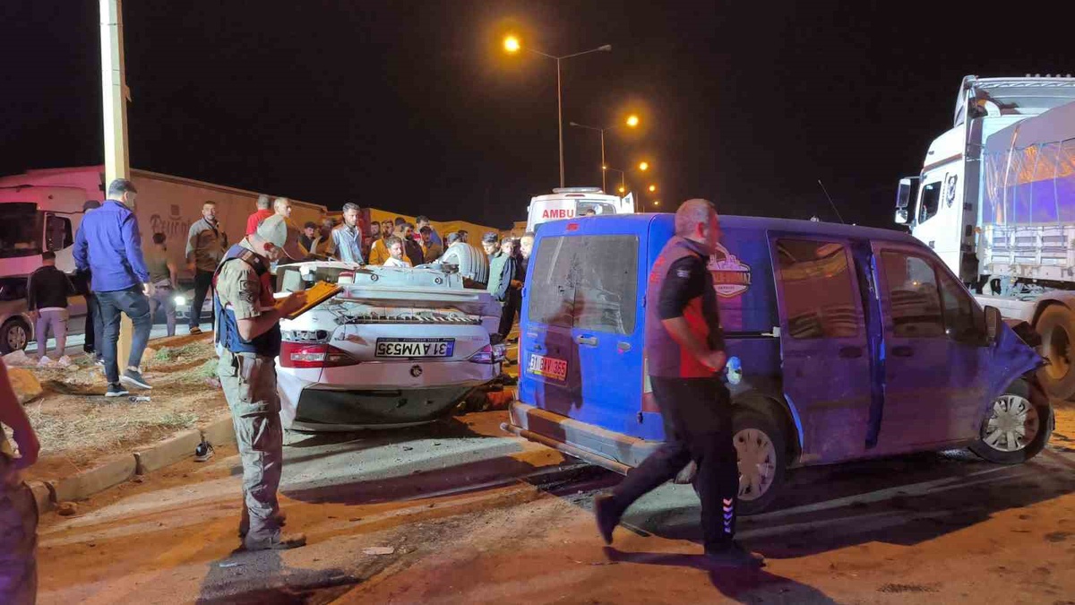 Takla atan otomobil 2 tır sürücüsünün üzerine uçtu: 6 yaralı