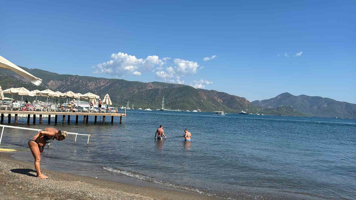 İngiltere\'de yağmur yağarken İngiliz turistler Marmaris\'te ekim ayında denize giriyor