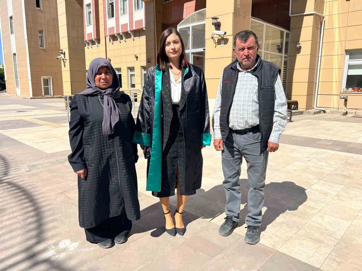 Manisa\'da otopsiye göre kalp krizinden ölen Naile Büşra Sarıgül için cinayet davası başladı