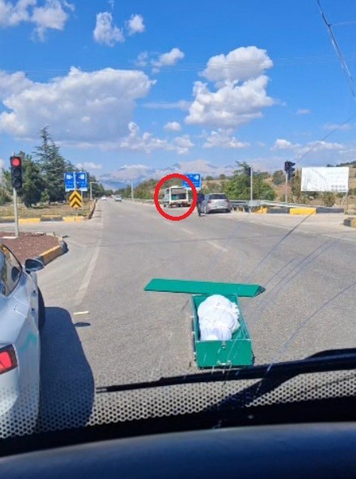 Isparta-Eğirdir yolunda cenaze aracından yola düşen tabut yeniden araca alındı