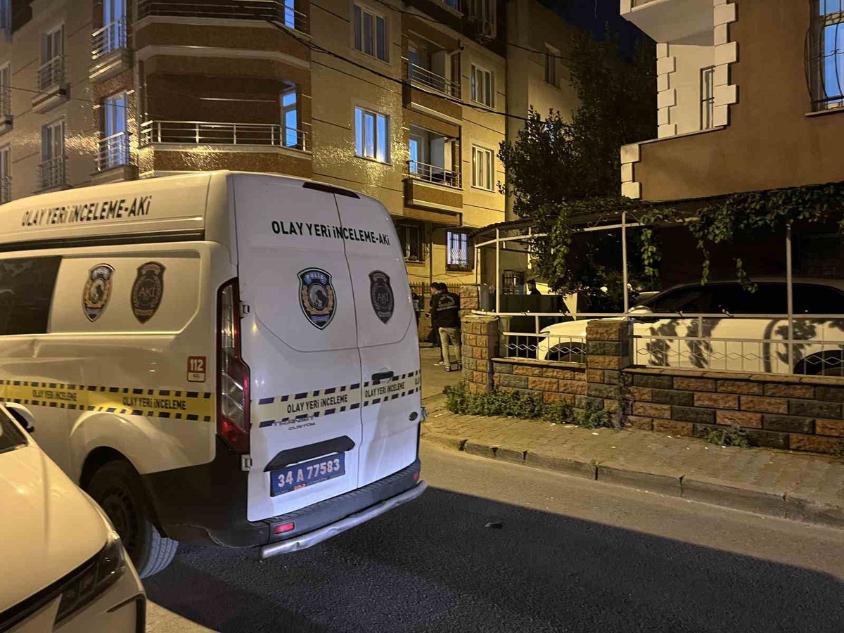 İstanbul Küçükçekmece\'de motosikletli iki şahıs bir kişiyi ateş açarak ağır yaraladı
