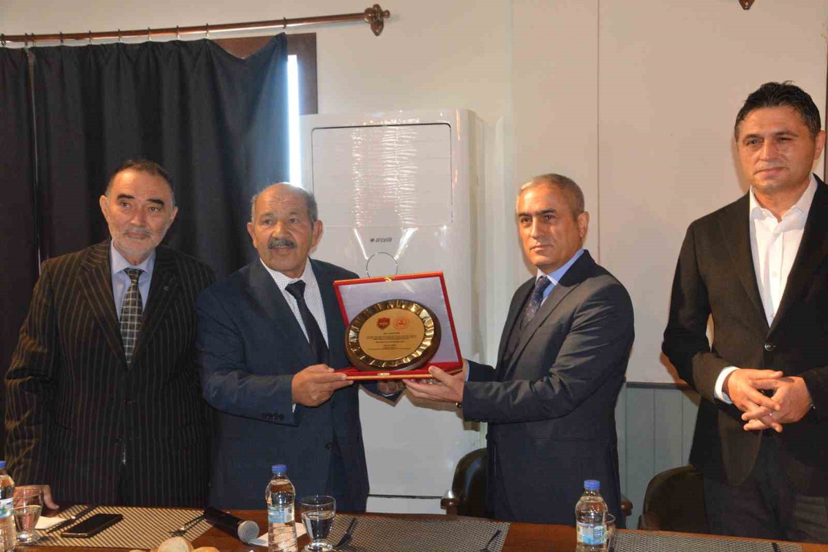 İzmir Aliağa\'da din görevlisi 1 yıllık emekli maaşını TSKGV\'ye bağışladı