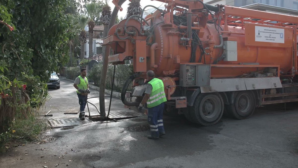 İzmir Büyükşehir Belediyesi 11 ilçede 117 bin 762 yağmur suyu ızgarasını temizledi