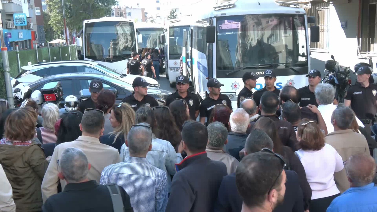 İzmir\'de BAYBEL soruşturmasında gözaltına alınan 47 kişi sağlık kontrolüne götürüldü