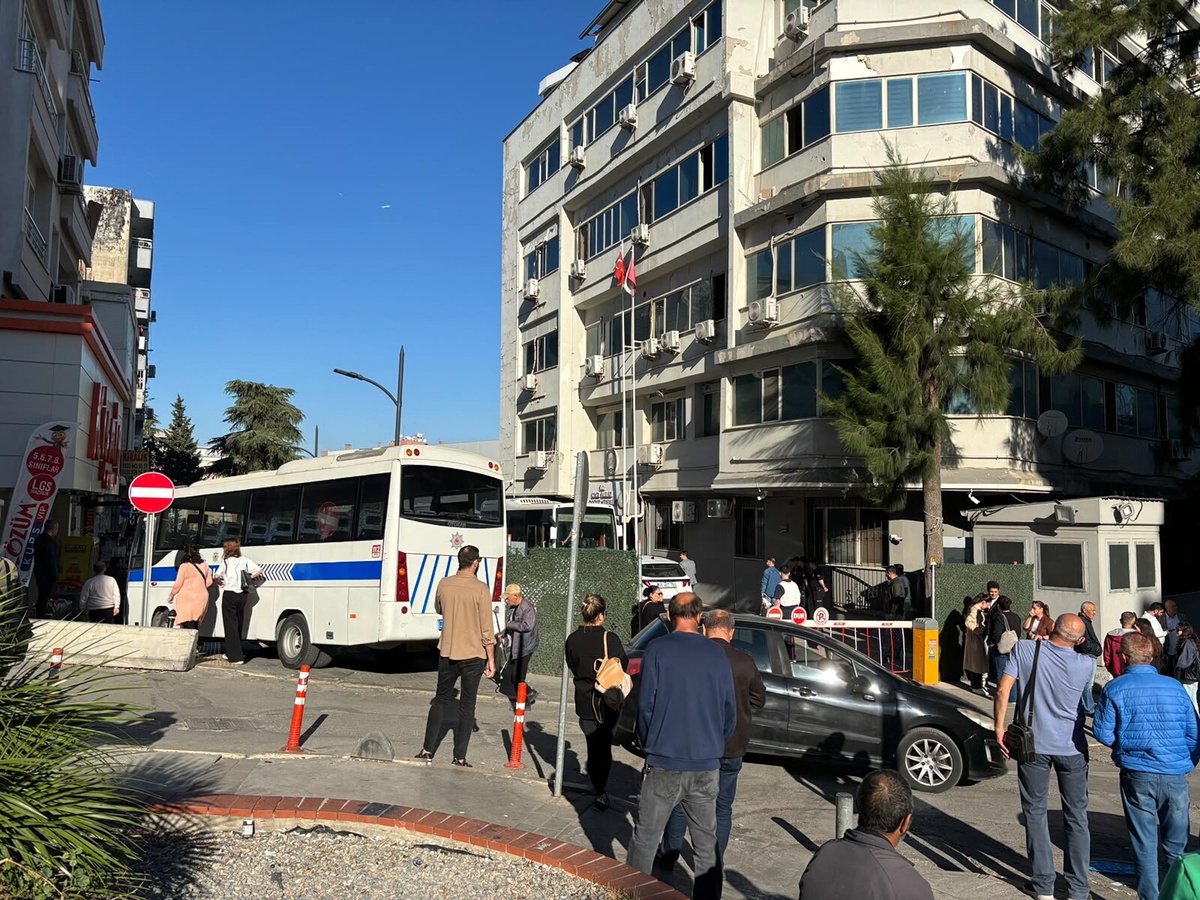 İzmir\'de Bayraklı\'daki soruşturmada eski başkan Sandal dahil 46 kişi gözaltına alındı