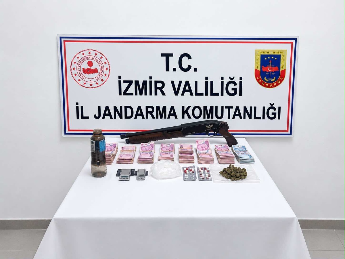 İzmir Karşıyaka\'da operasyonda 30 gram kokain ve 139 bin TL ele geçirildi