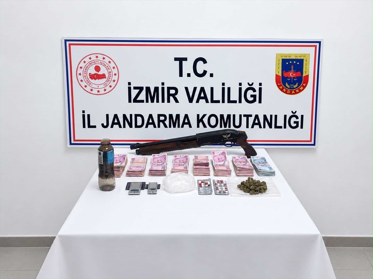 Karşıyaka\'da uyuşturucu baskınında zanlı gözaltına alındı, 139 bin lira ele geçirildi