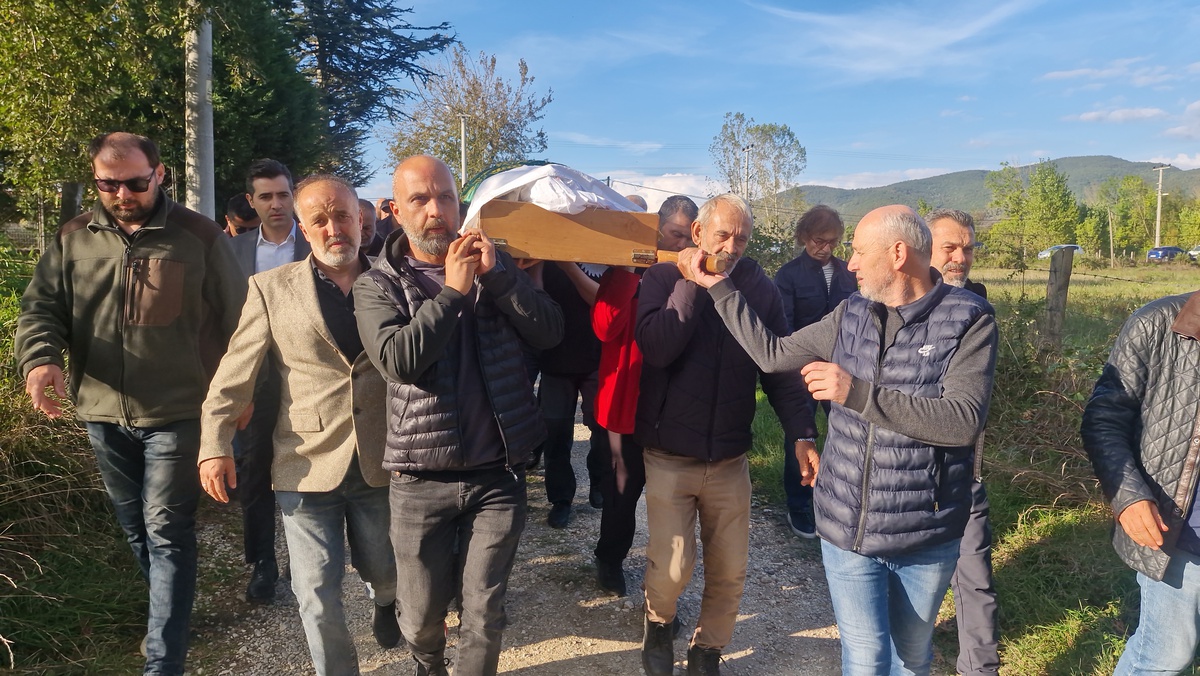 Düzce\'de kalp krizi sonucu ölen TRT Haber muhabiri Öztürk toprağa verildi