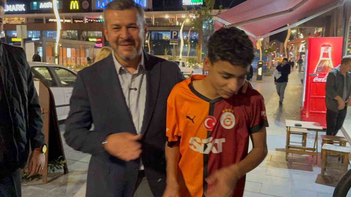 Karabük Belediye Başkanı, çocuğun şikayeti üzerine arkadaşına şaka yollu ceza yazdırdı