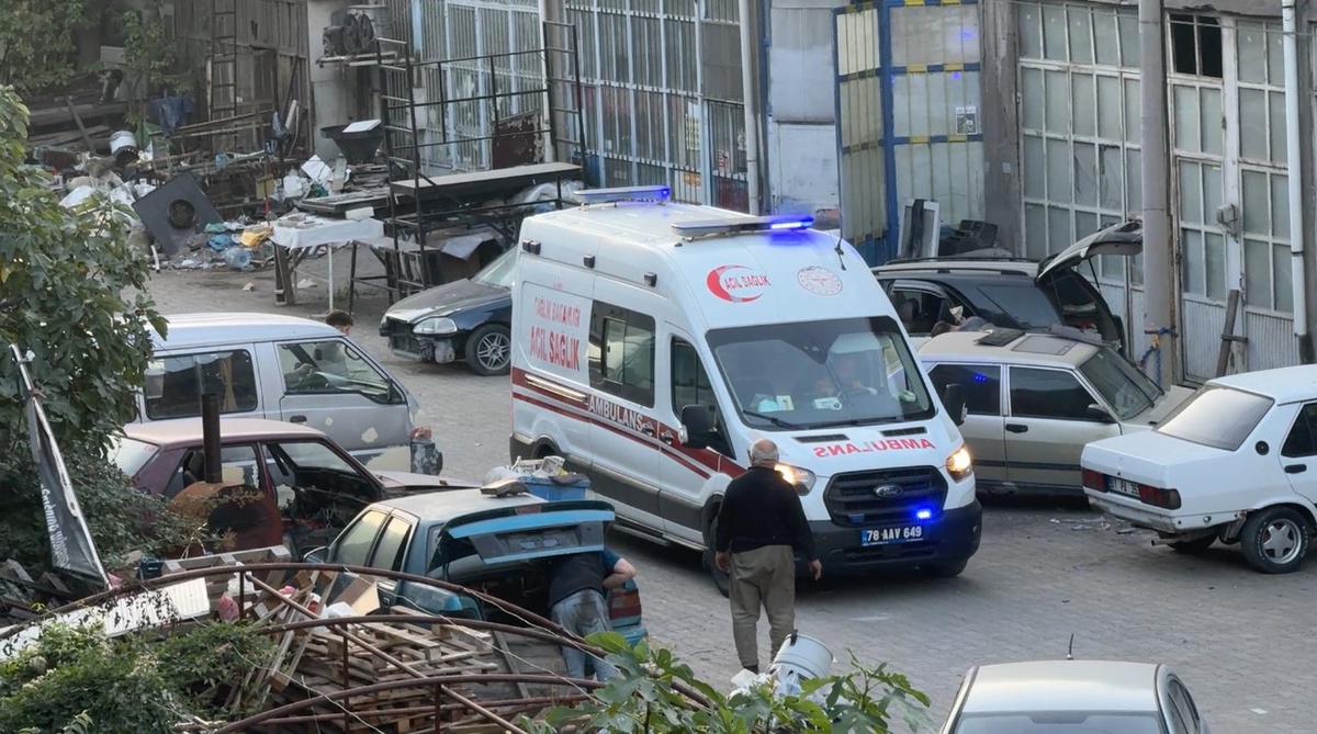 Yol vermek için yanaşan çöp kamyonu Karabük\'te şarampole devrildi, 3 kişi yaralandı