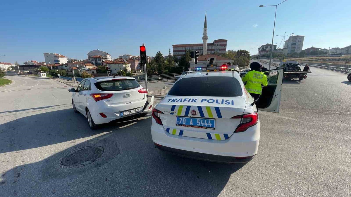 Karaman\'da otomobil motosikletle çarpıştı, motosiklet sürücüsü yaralandı