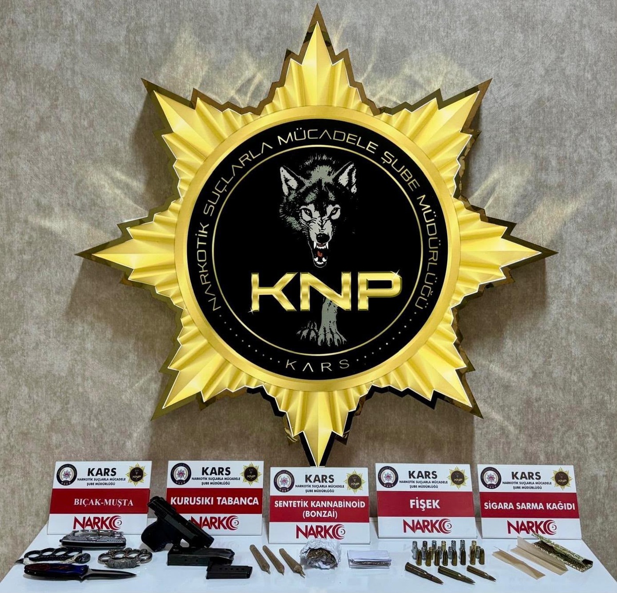 Kars\'ta aparta operasyonunda 18,45 gram bonzai bulundu, 2 şüpheli tutuklandı