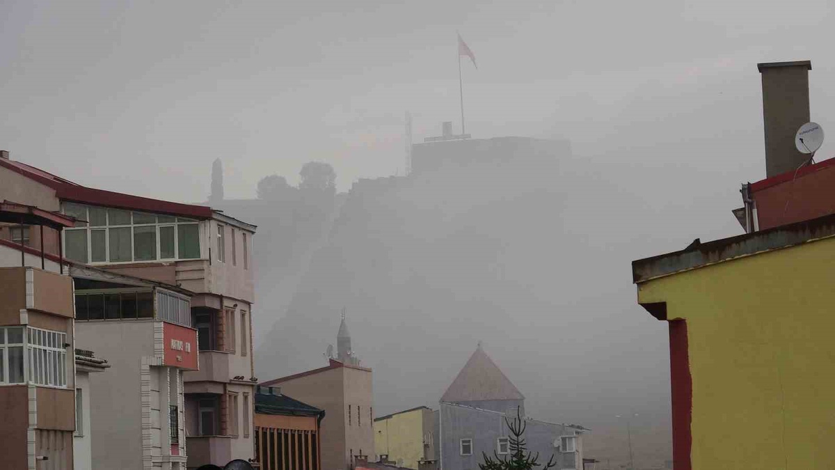 Yoğun sis Kars\'ta görüş mesafesini 20 metreye düşürdü, Kars Kalesi gözden kayboldu