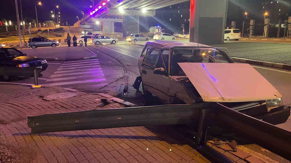 Kavşakta çarpışan otomobillerden biri bariyerlere çarparak durabildi: 2 yaralı