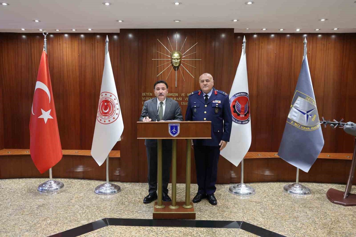 Kayseri Valisi Çiçek, ilk uçak fabrikasının 100. yıl etkinliğinde bilgi aldı